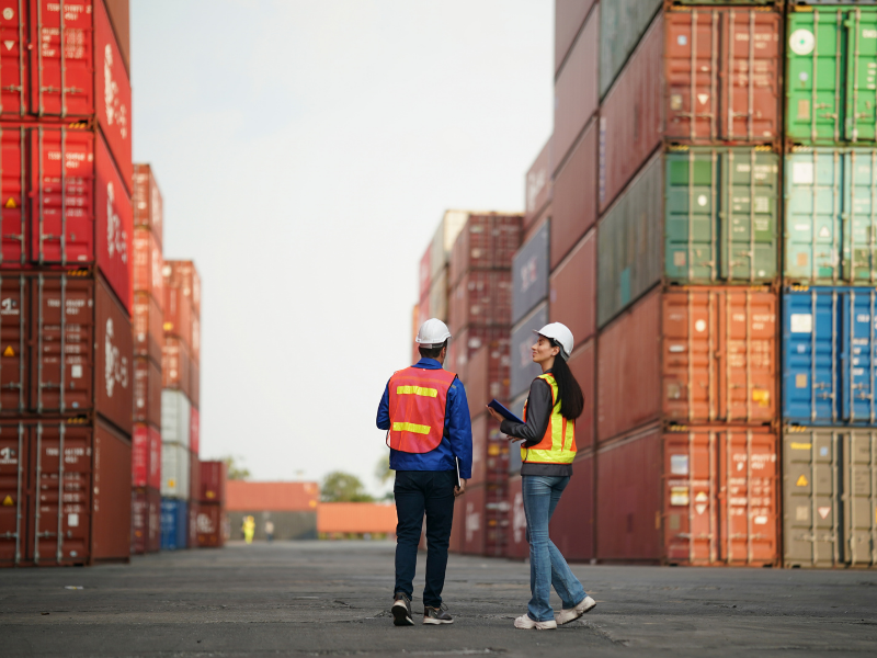 beyaz arkaplan önünde duran kamera